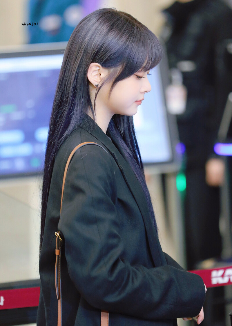 240316 LE SSERAFIM Eunchae at Gimpo International Airport documents 3