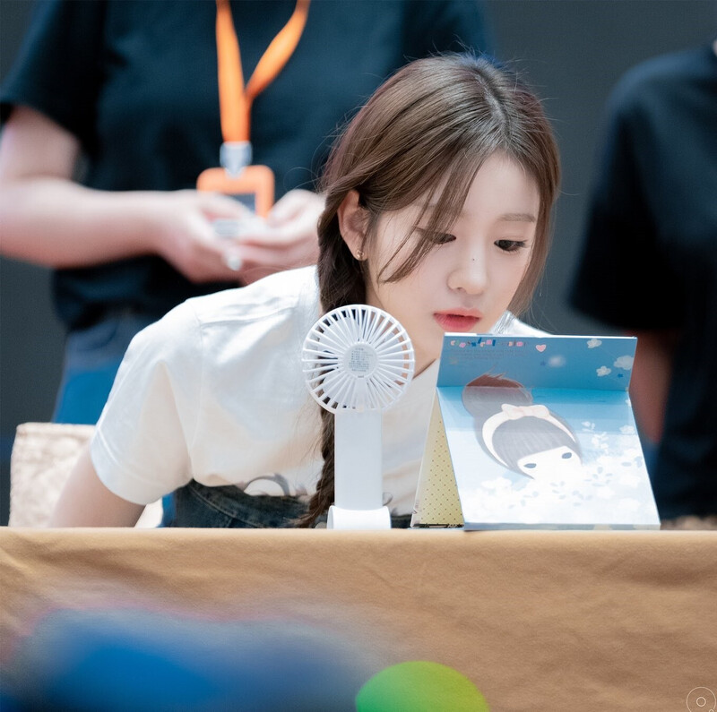 240804 WOOYEON of WOOAH at Fansign event & Commute documents 8