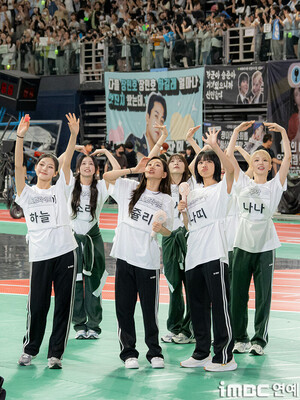 240918 WOOAH - Nana, Wooyeon & KISS OF LIFE - Julie, Haneul - at 2024 Idol Star Athletics Championships - ISAC 400m Relay Race behind