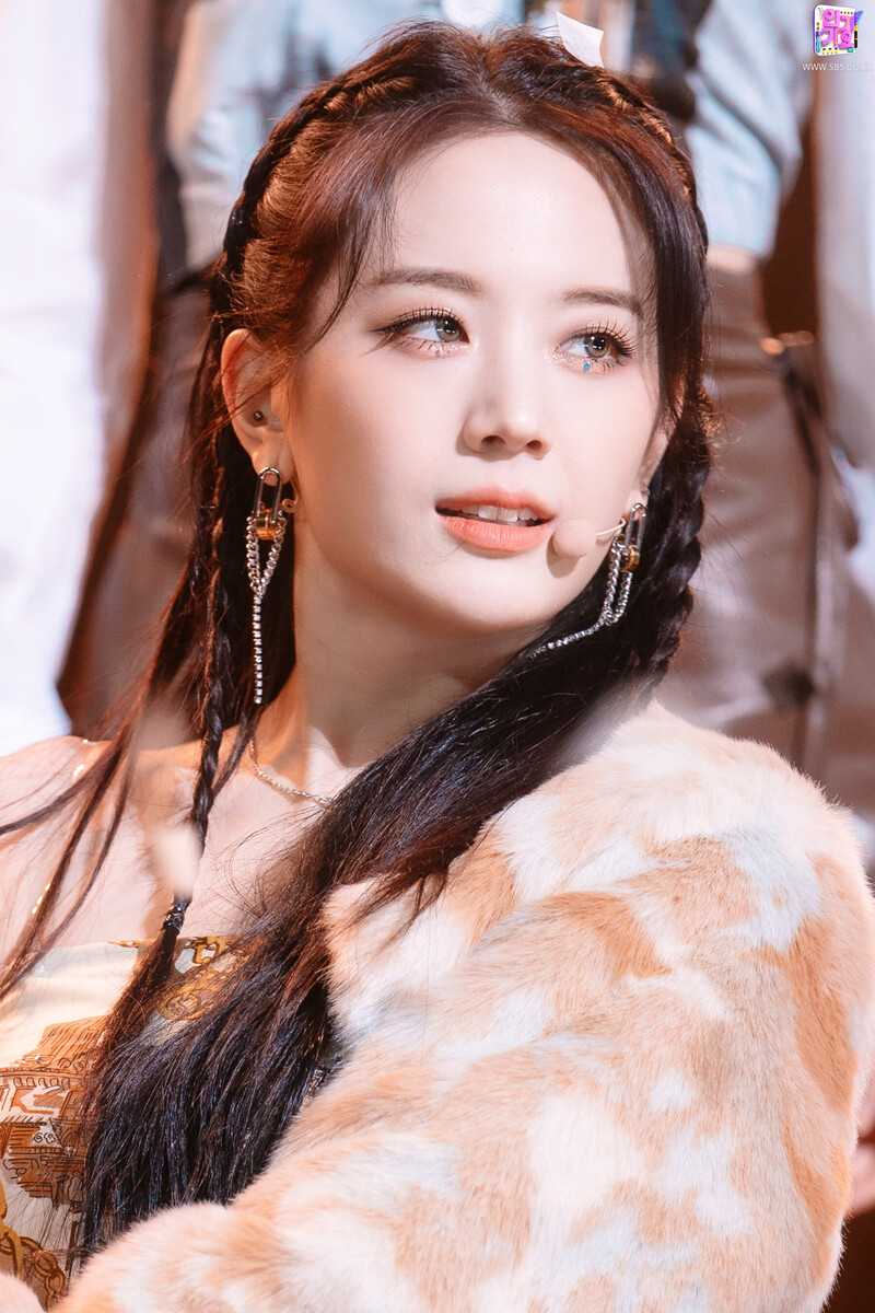 220130 fromis_9 Gyuri - 'DM' at Inkigayo documents 4