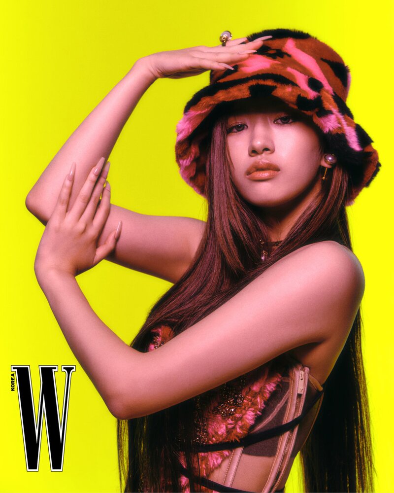 220819 IVE Yujin for W Korea x Versace 2022 FW Collection documents 8