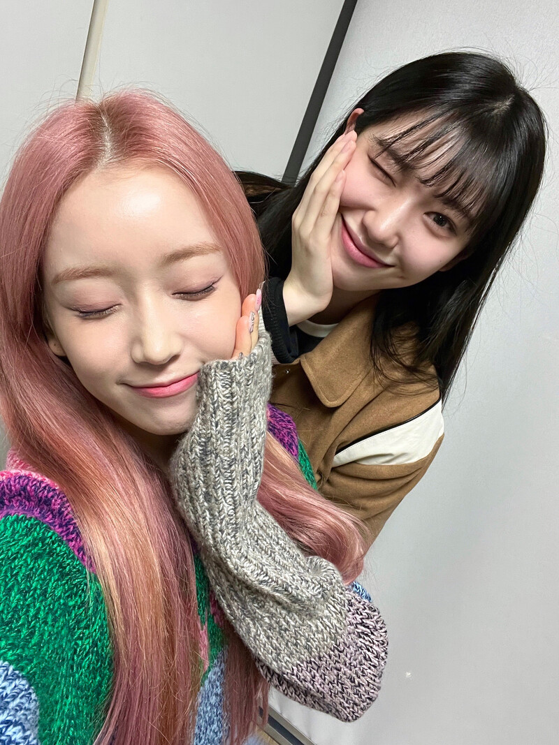 230121 STAYC & Rocket Punch Weverse Update - Sumin & Suyun documents 3