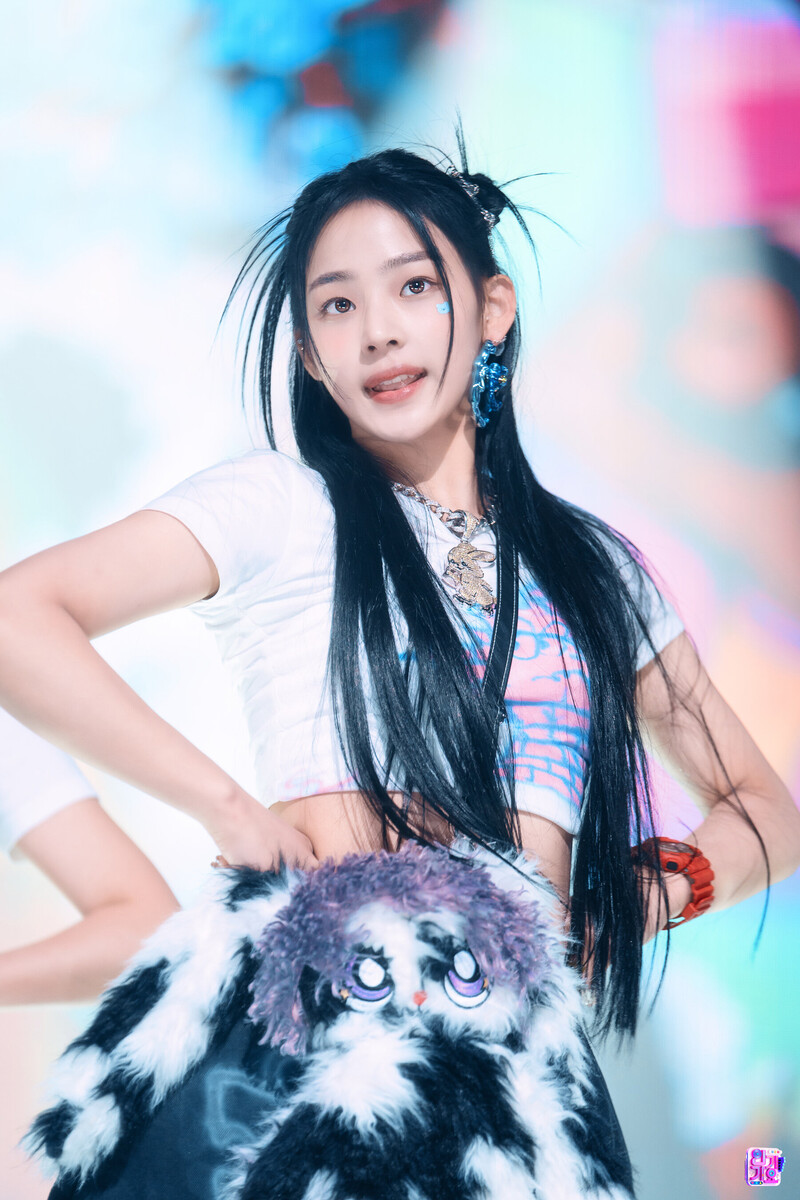 230129 NewJeans Minji 'OMG' at Inkigayo documents 18