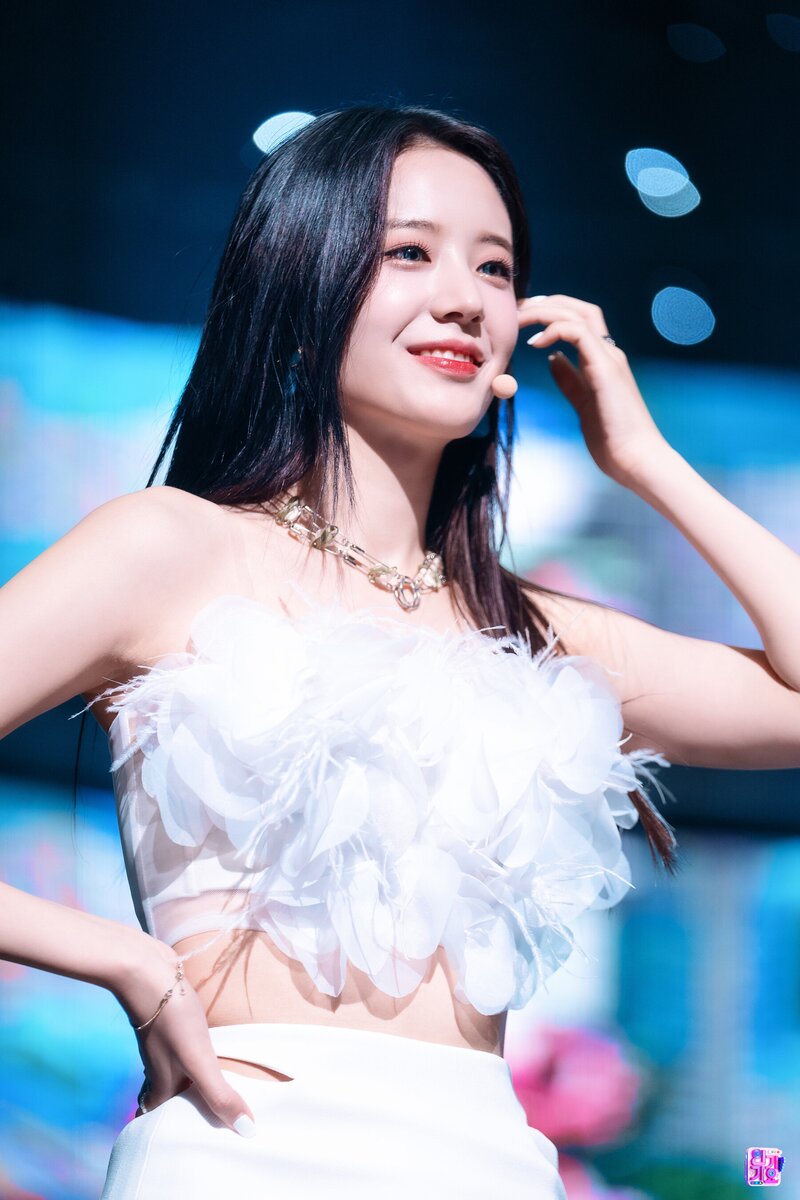 220710 fromis_9 Gyuri 'Stay This Way' at Inkigayo documents 4