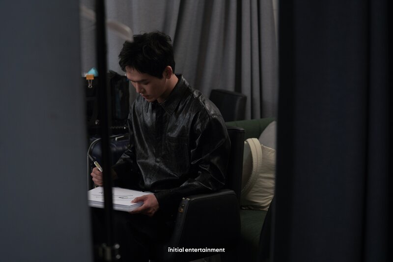 230407 - Naver - Initial Entertainment - Hoya Behind Photos documents 5