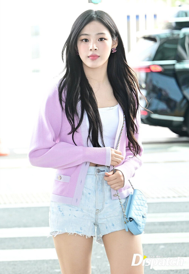 230731 NewJeans Minji at the Incheon International Airport documents 8