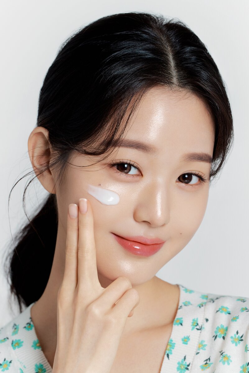 Wonyoung for Innisfree - 'Green Tea Seed Sereum' documents 5