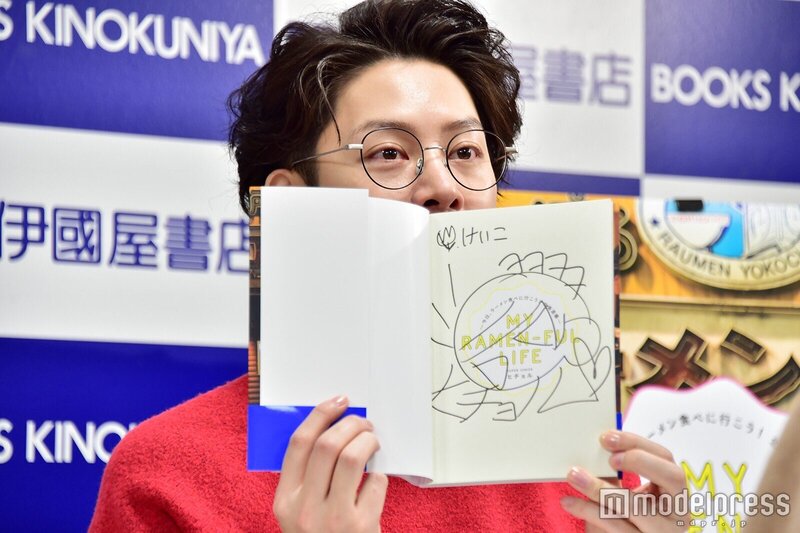 170108 Heechul at 'My Ramen Ful-Life' Fansign documents 3