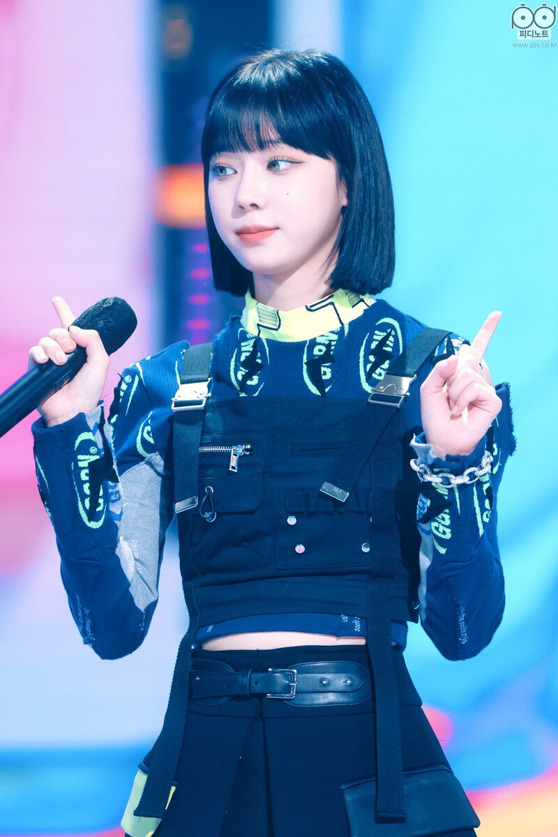211024 aespa - 'Savage' + No.1 Encore Stage at Inkigayo documents 18
