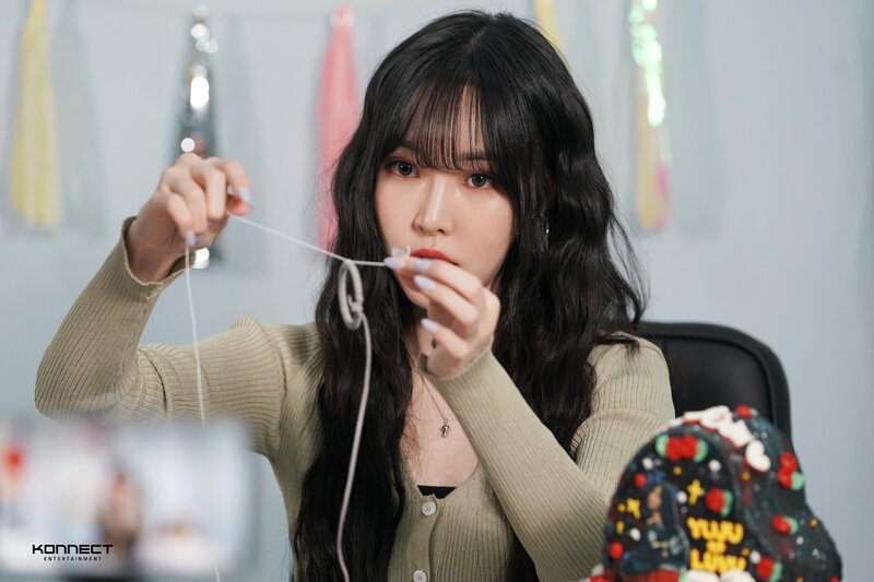 220511 Konnect Entertainment - Yuju at 100th Day Celebration Behind the Scenes documents 4
