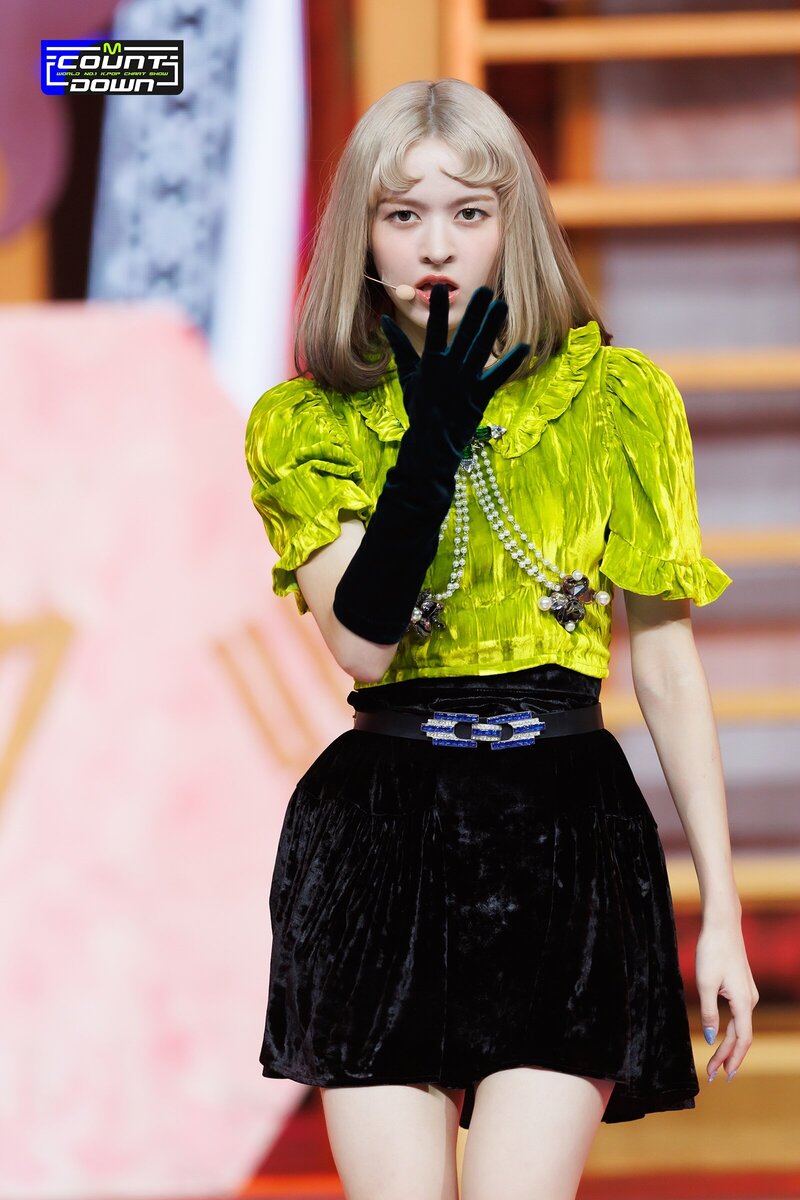 220922 NMIXX Lily - 'DICE' & 'COOL (Your rainbow)' at M COUNTDOWN documents 9