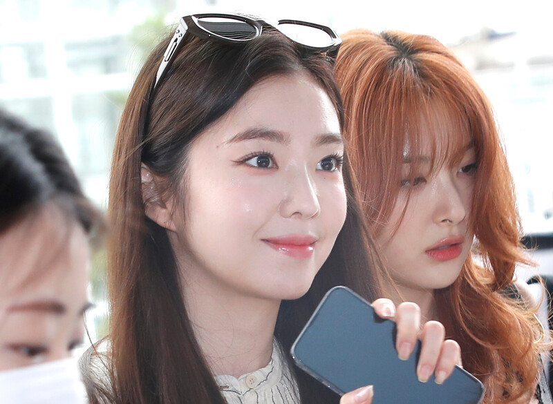 240712 Red Velvet Irene at Incheon International Airport documents 5