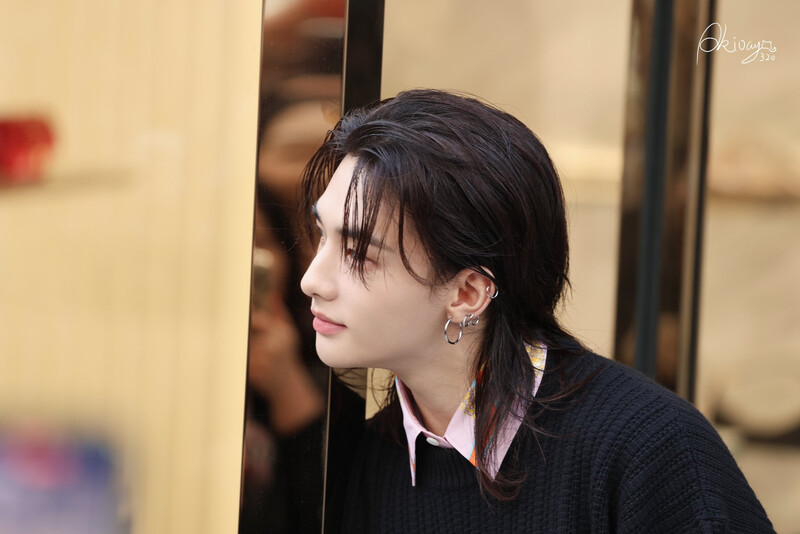 241118 HYUNJIN at Versace in Ginza documents 11