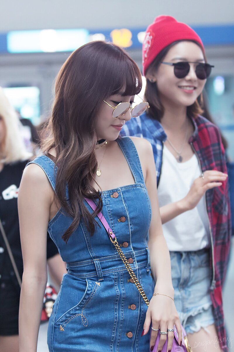 160715 SNSD Tiffany at Incheon Airport documents 1