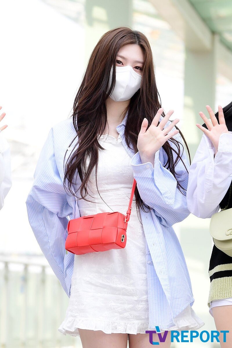 220520 STAYC's Seeun at Incheon International Airport for KCON USA 2022 documents 2