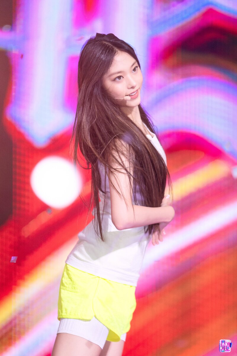 220814 NewJeans Haerin - 'Attention' at Inkigayo documents 7
