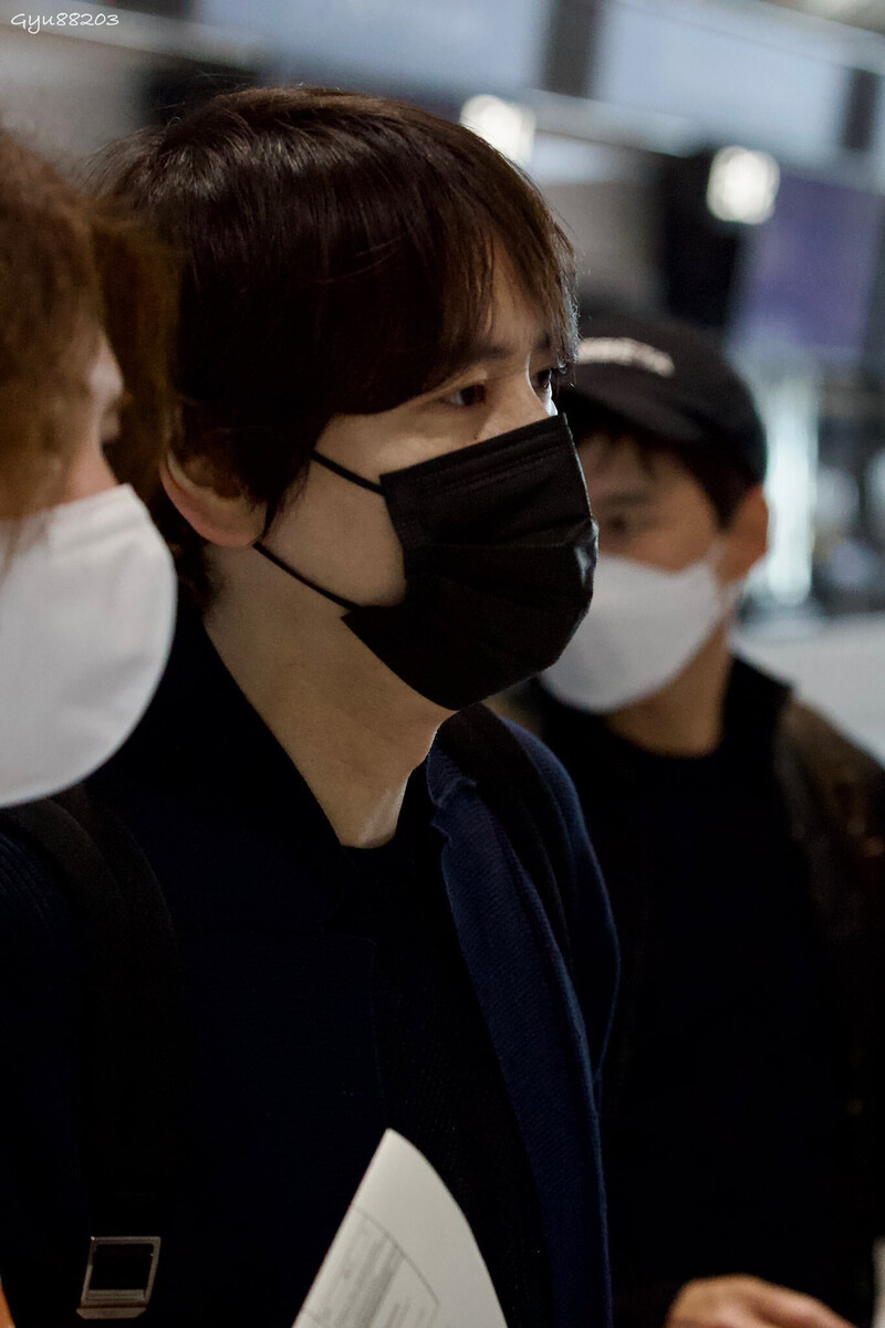 220405 SUPER JUNIOR Heechul and Kyuhyun at Narita Airport documents 3