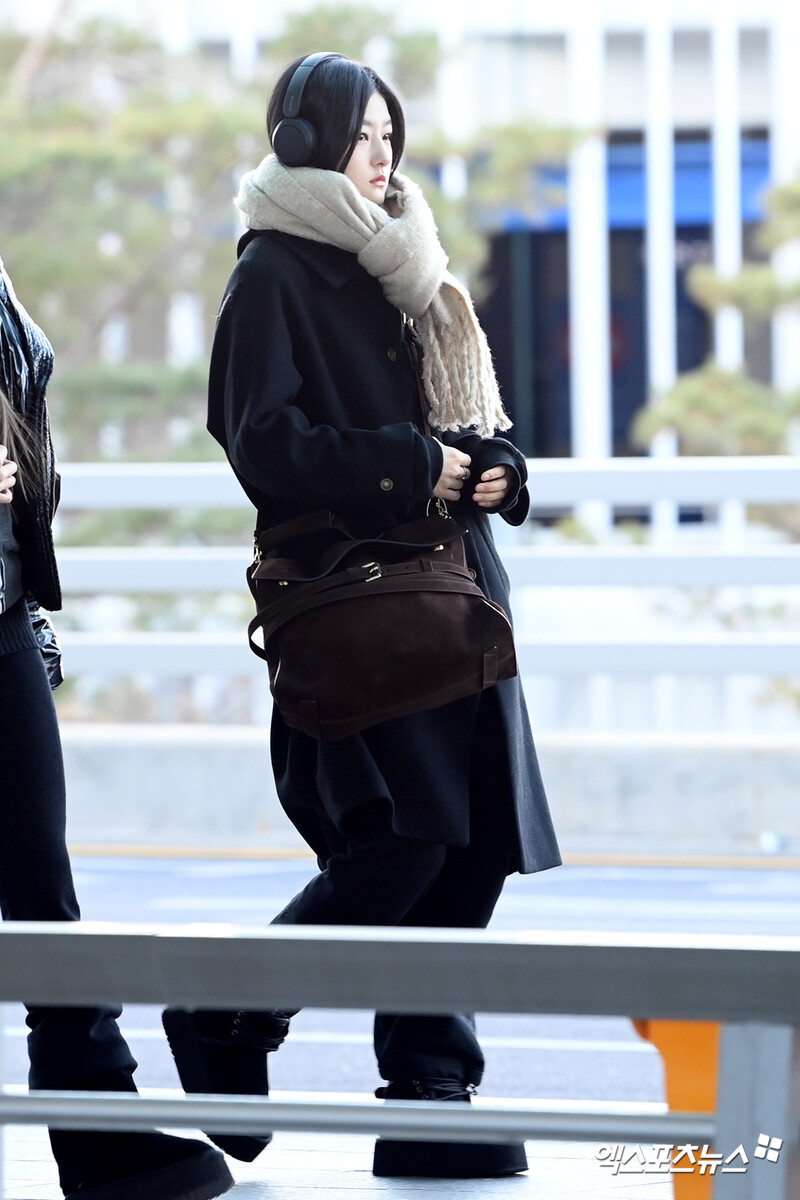 250102 KISS OF LIFE Haneul at Incheon International Airport documents 2