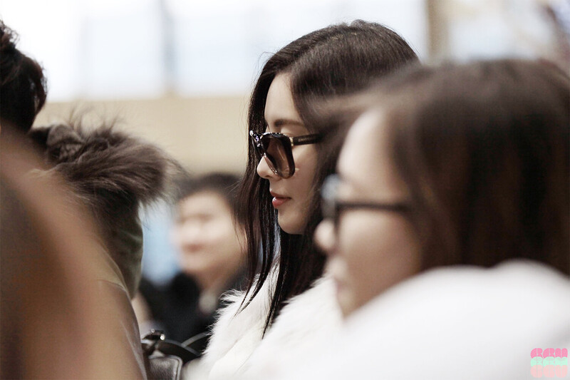 150115 Girls' Generation Seohyun at Gimpo Airport documents 2