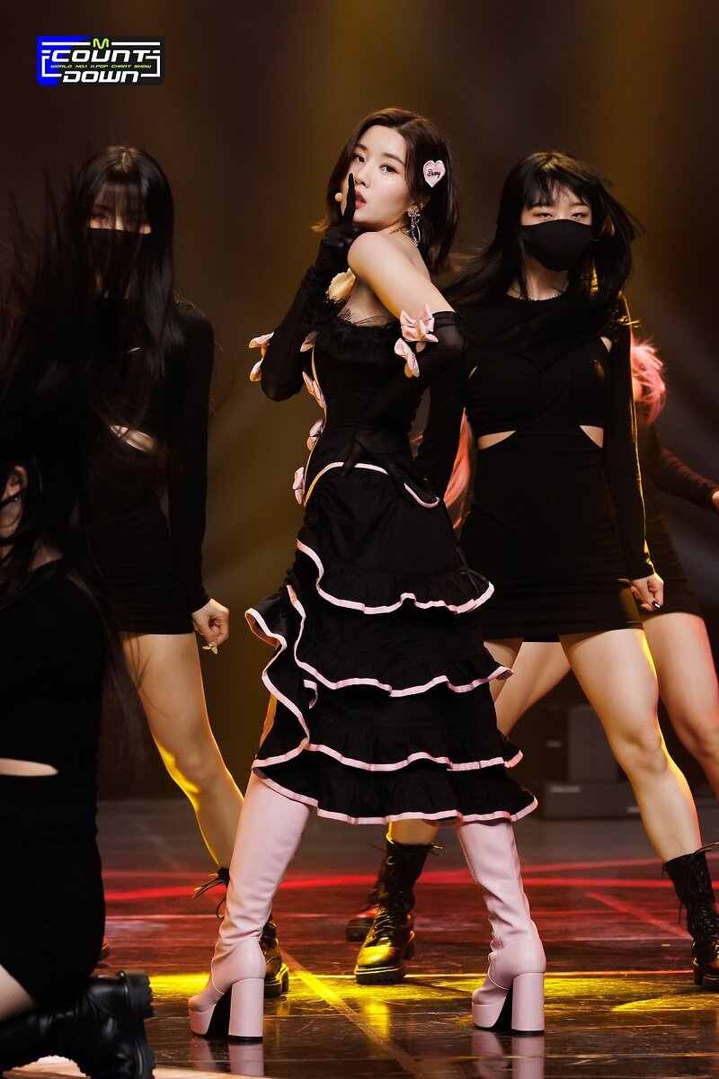 220421 Kwon Eunbi - 'Glitch' at M Countdown | kpopping