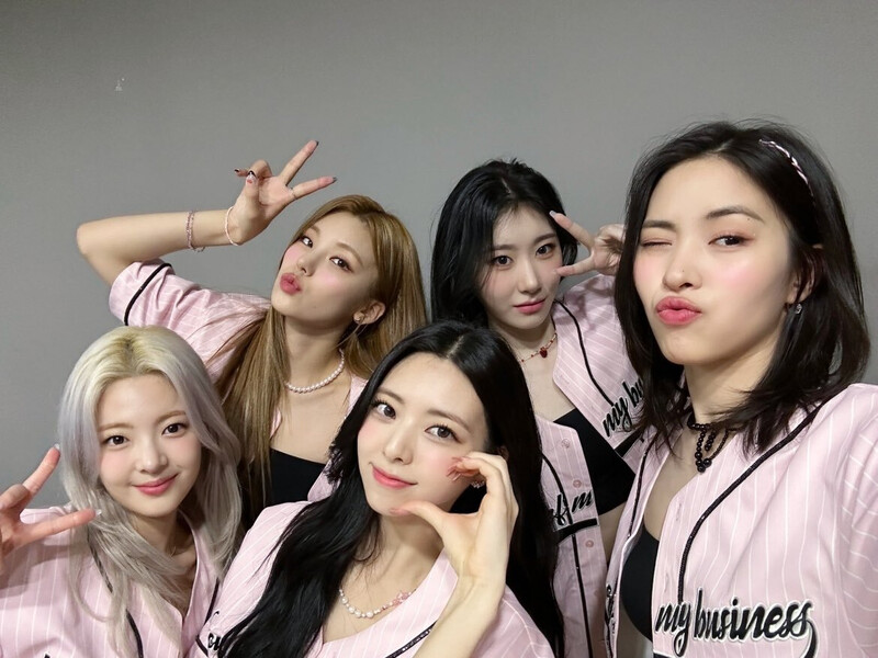 230805 ITZY Twitter Update documents 2