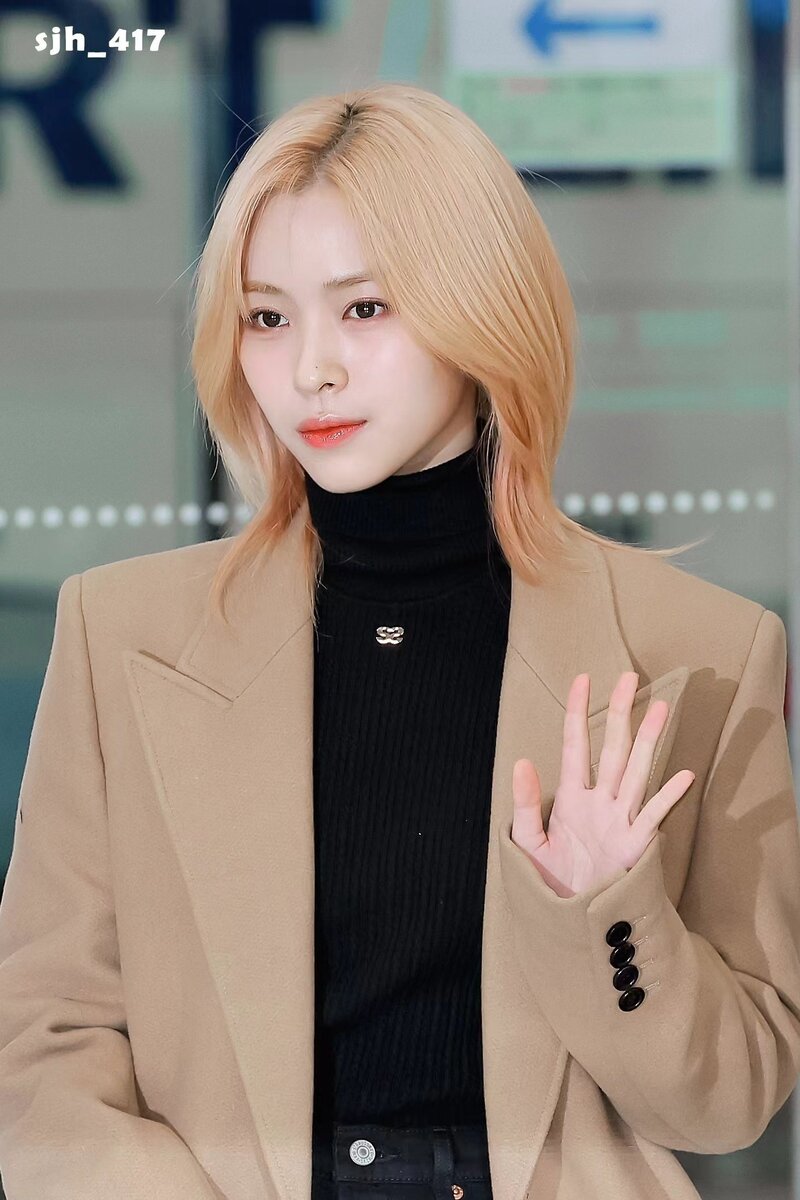 231208 ITZY Ryujin at Gimpo International Airport documents 3