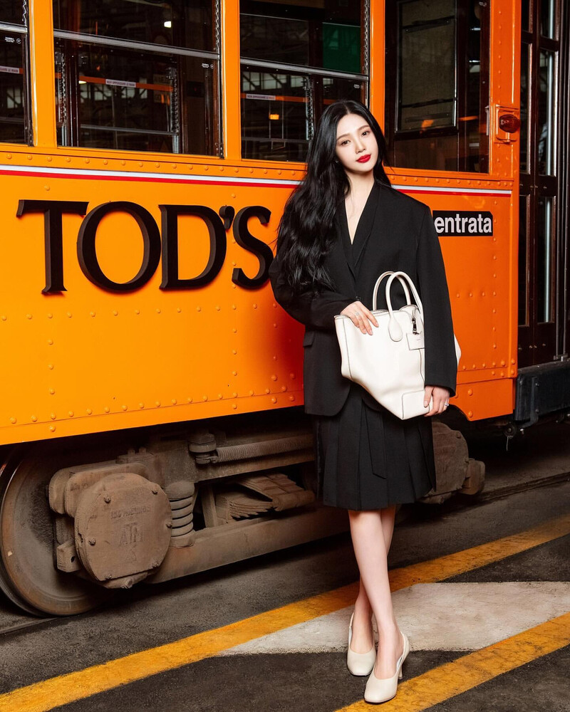 240223 Red Velvet Joy - Tod's FW 2024 Fashion Show in Milan documents 1