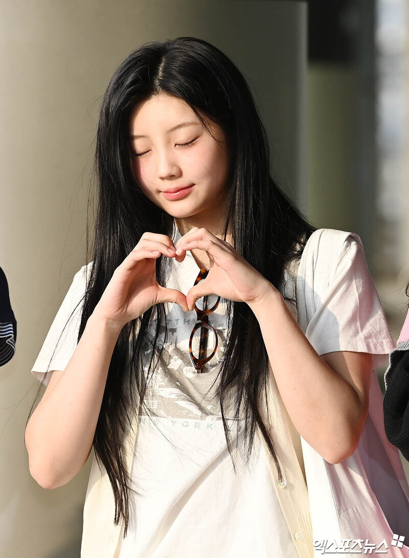 240430 ILLIT Wonhee at Gimpo International Airport documents 18