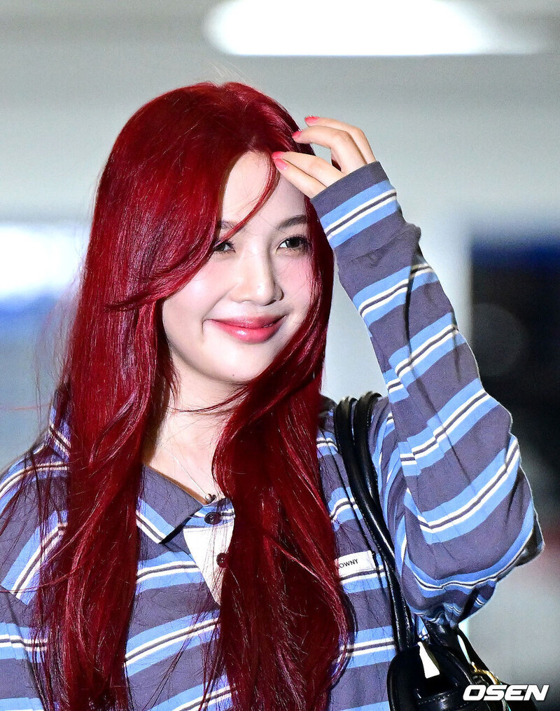 240927 Red Velvet JOY at Incheon International Airport documents 2