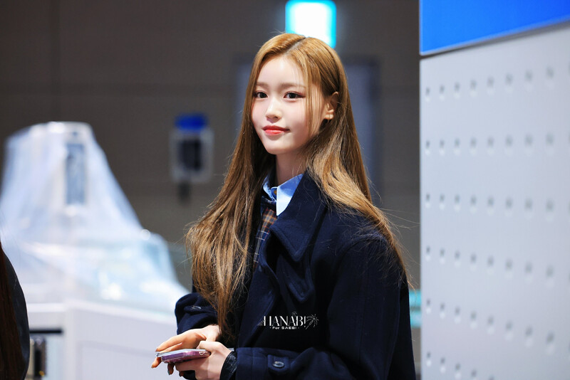 250102 Izna Jeong Saebi at Incheon International Airport documents 4