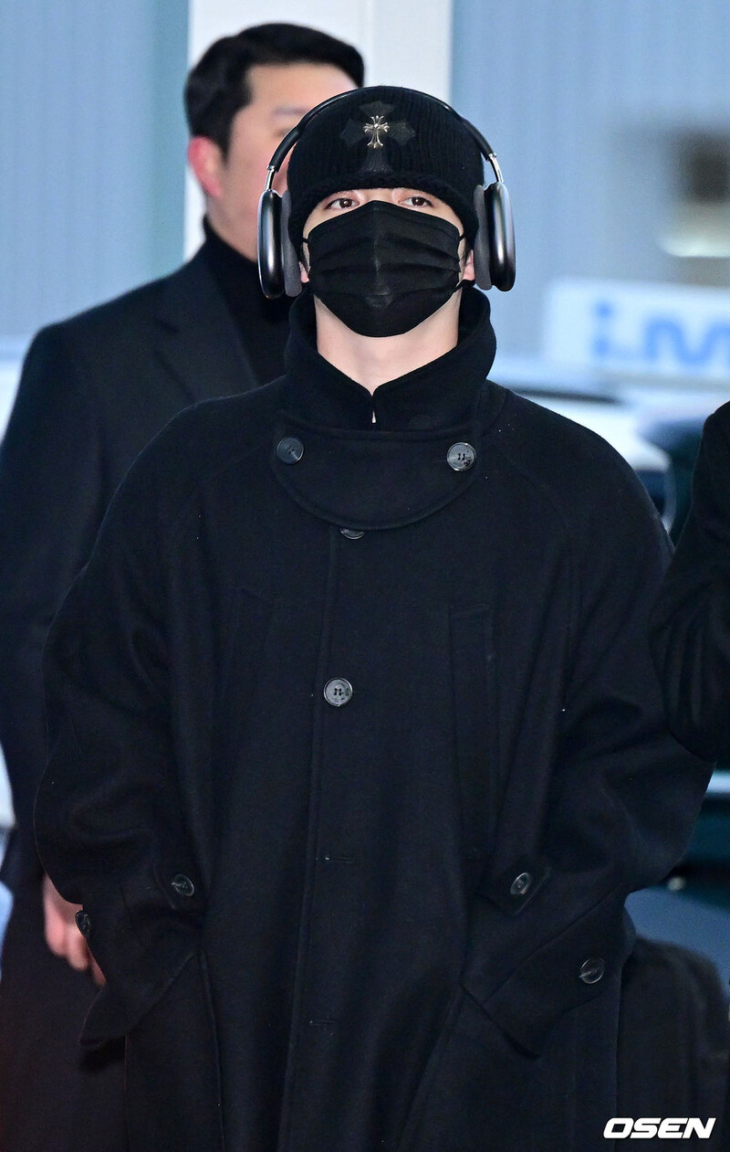 250103 SEVENTEEN S.Coups at Incheon International Airport documents 1