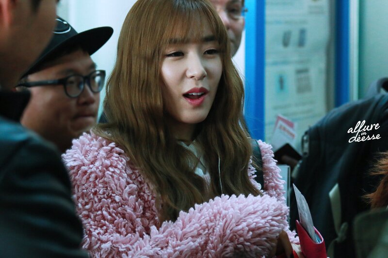 141121 Girls' Generation Tiffany at Incheon Airport documents 3