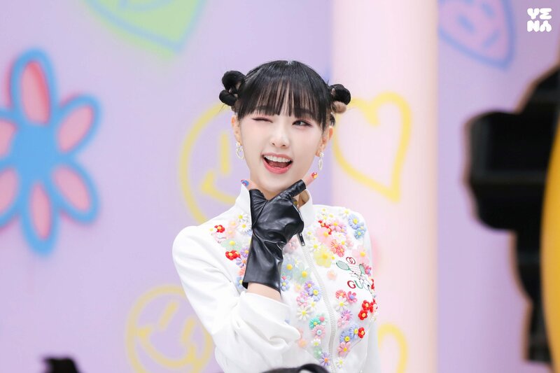 220209 Yuehua Naver Post - Yena 'SMILEY' Performance Video Behind documents 7