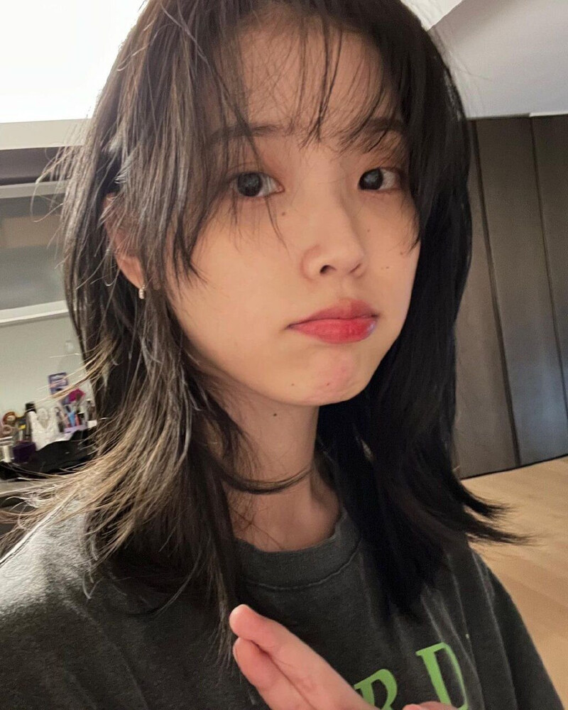 220421 IU Instagram Update documents 2