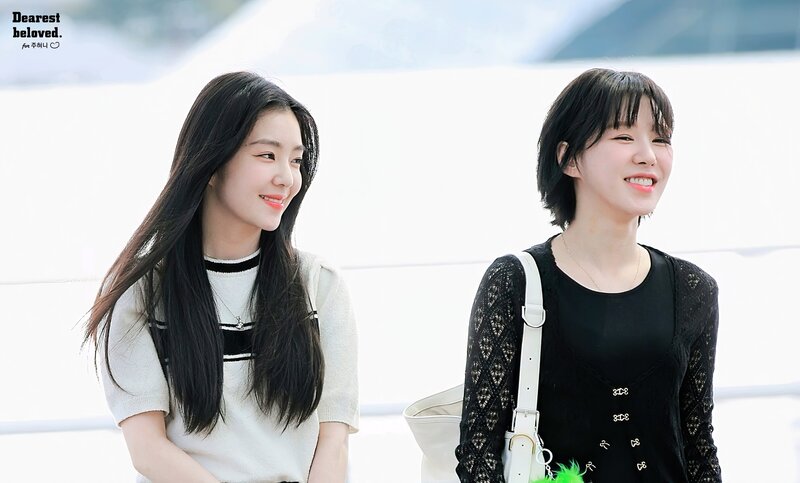 230519 RED VELVET Irene and Wendy at Incheon International Airport documents 2