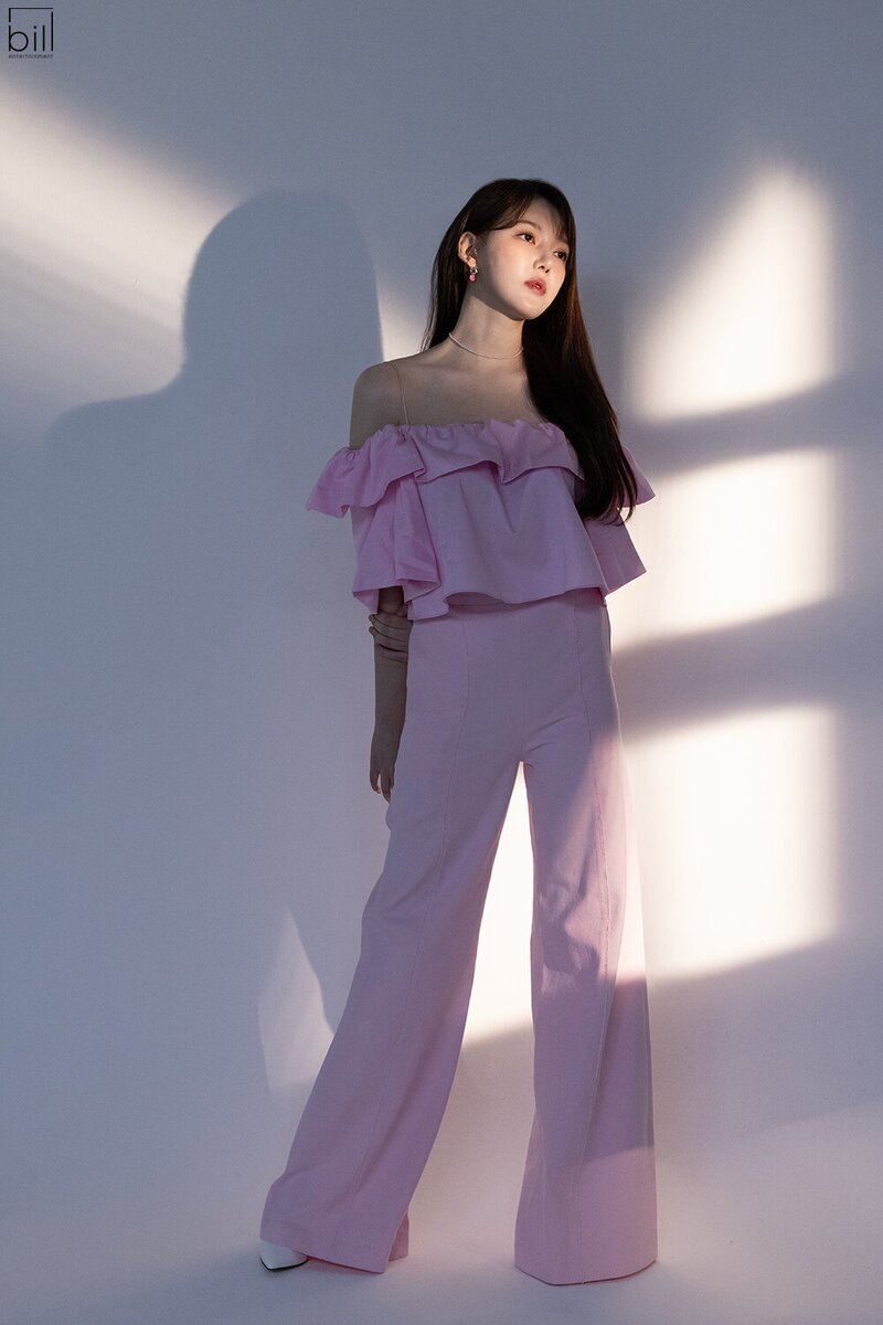 230718 Bill Entertainment Naver Post - Yerin for 'Rolling Stone Korea' behind documents 2