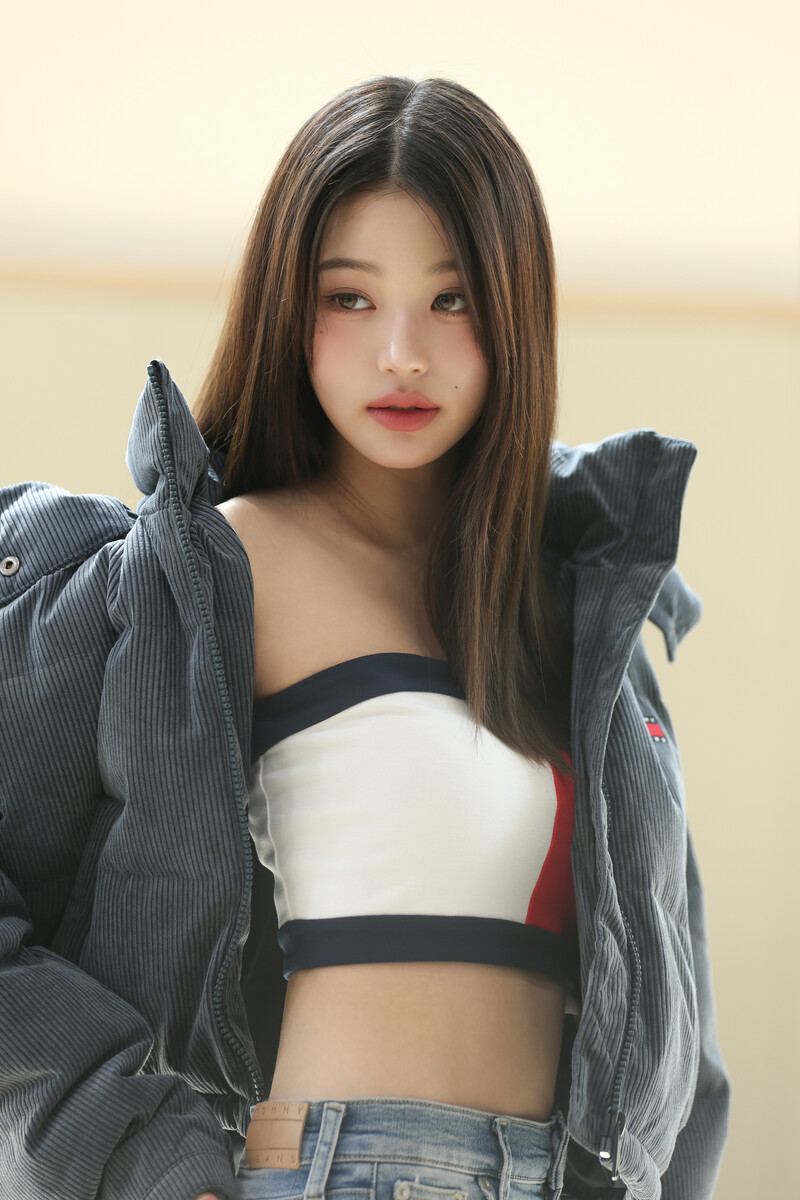 241009 Starship Entertainment Naver Post with IVE Wonyoung - Tommy Jeans Photoshoot Behind documents 1