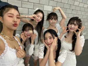 220405 OH MY GIRL SNS Update at The Show