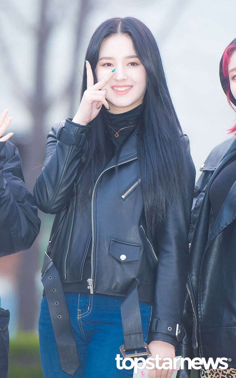 190322 Nancy on the way to Music Bank documents 9