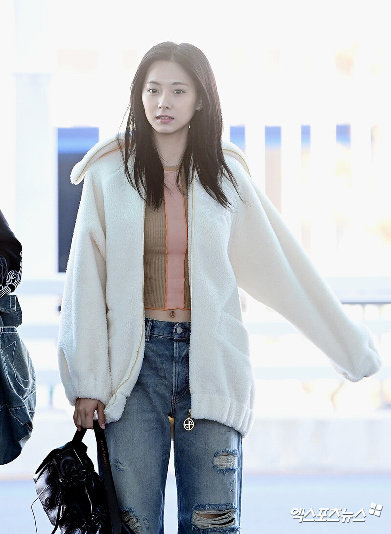 240131 TWICE Tzuyu at Incheon International Airport documents 1