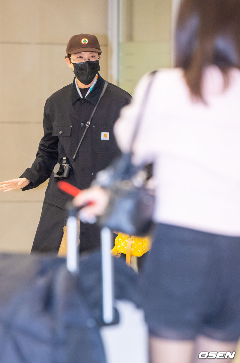 241121 J-HOPE at Incheon International Airport documents 10