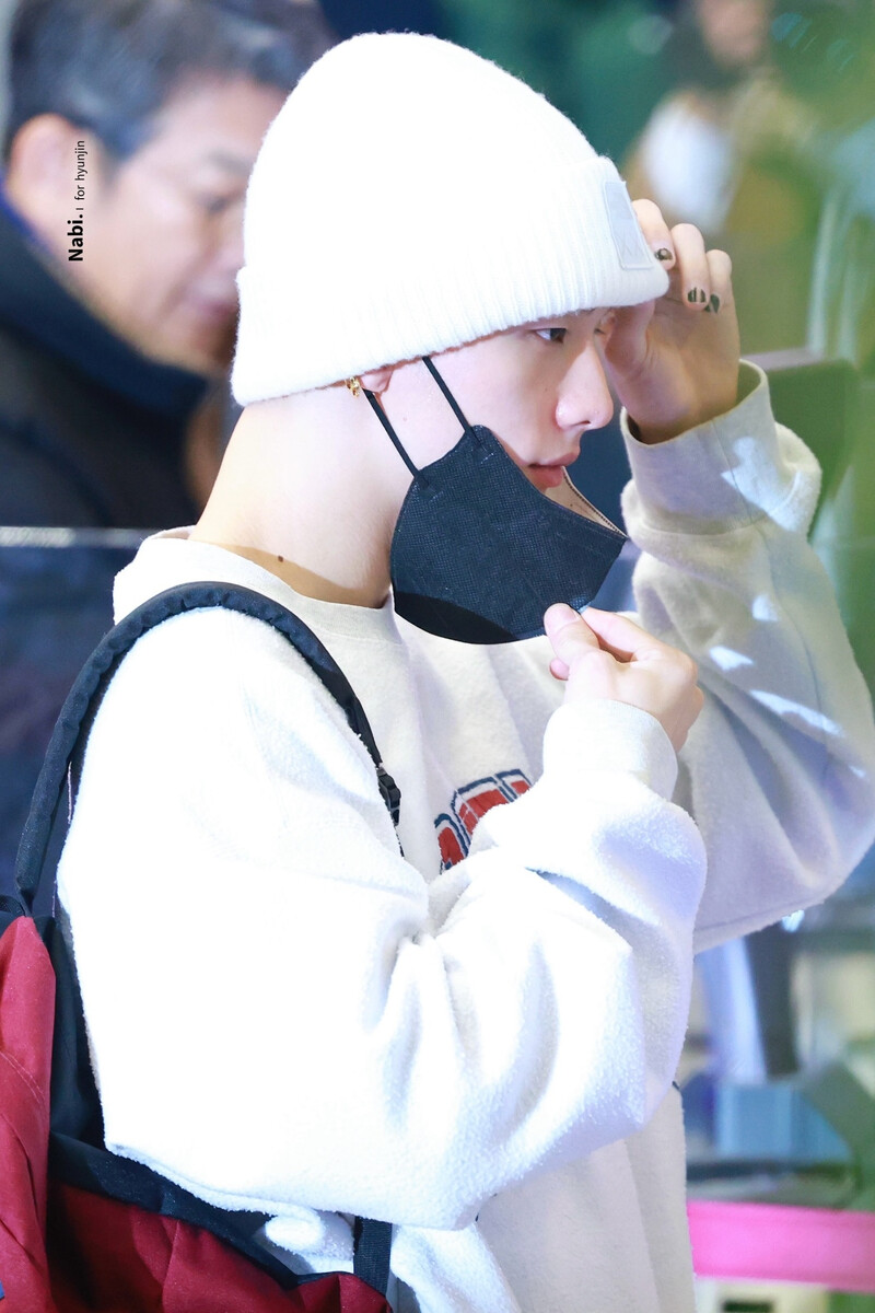 241227 StrayKids Hyunjin at Airport documents 4