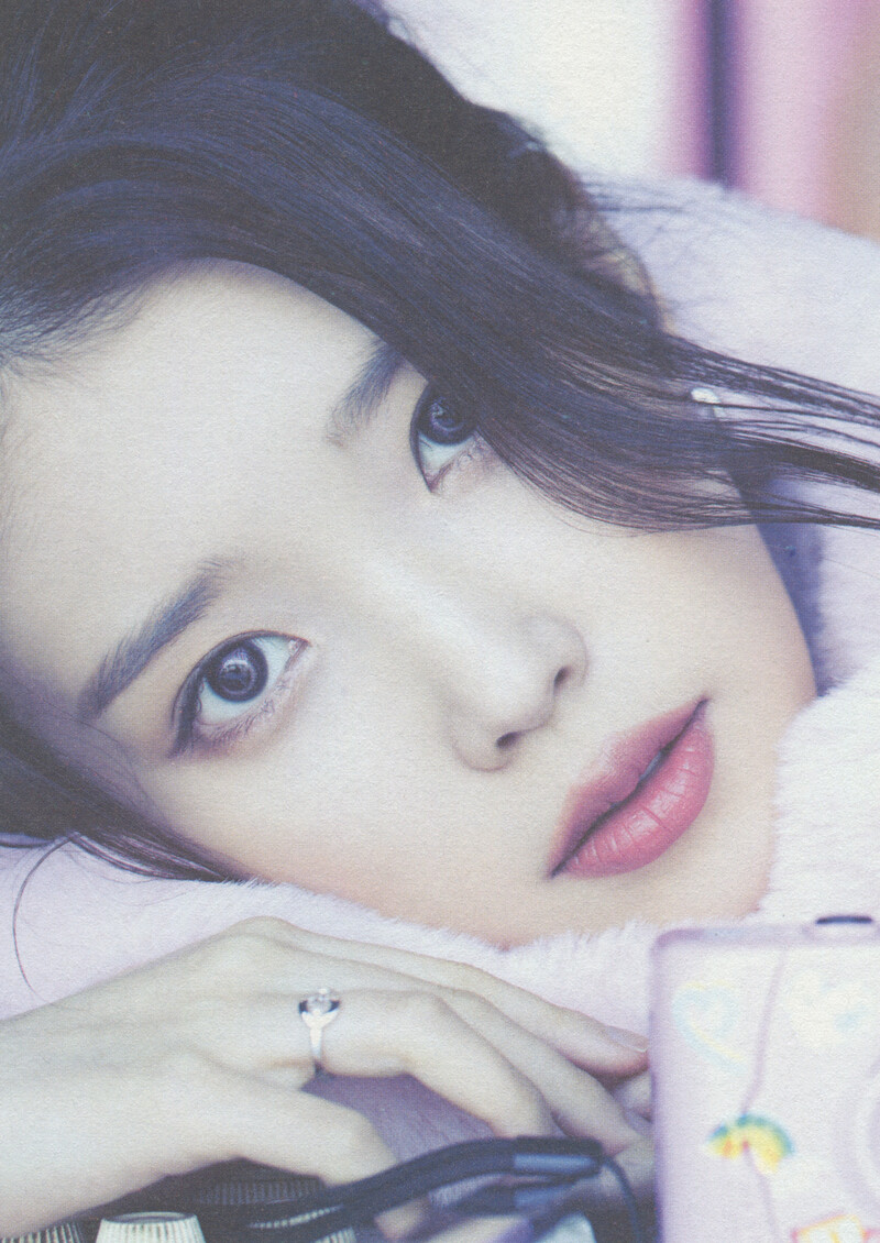 IU 2022 Season's Greetings (Scans) documents 3