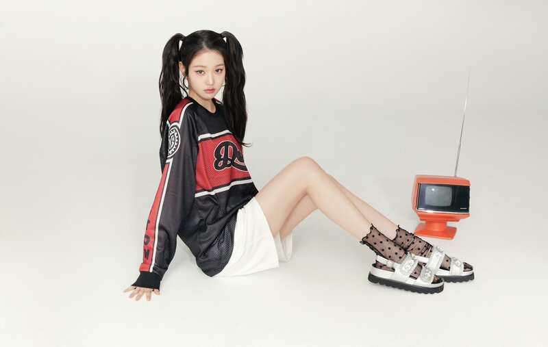 IVE Wonyoung for Suecomma Bonnie 2023 SS Collection 'WANNABE' documents 6