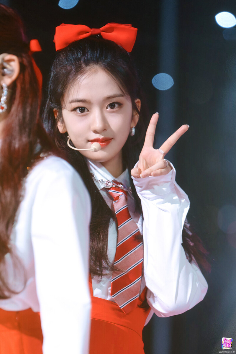 220501 IVE Yujin - 'LOVE DIVE' at Inkigayo documents 8