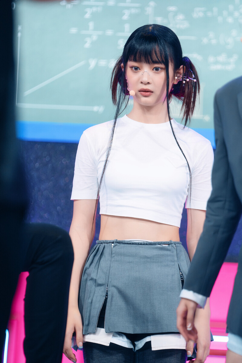 220807 NewJeans Hanni 'Cookie' at Inkigayo documents 9