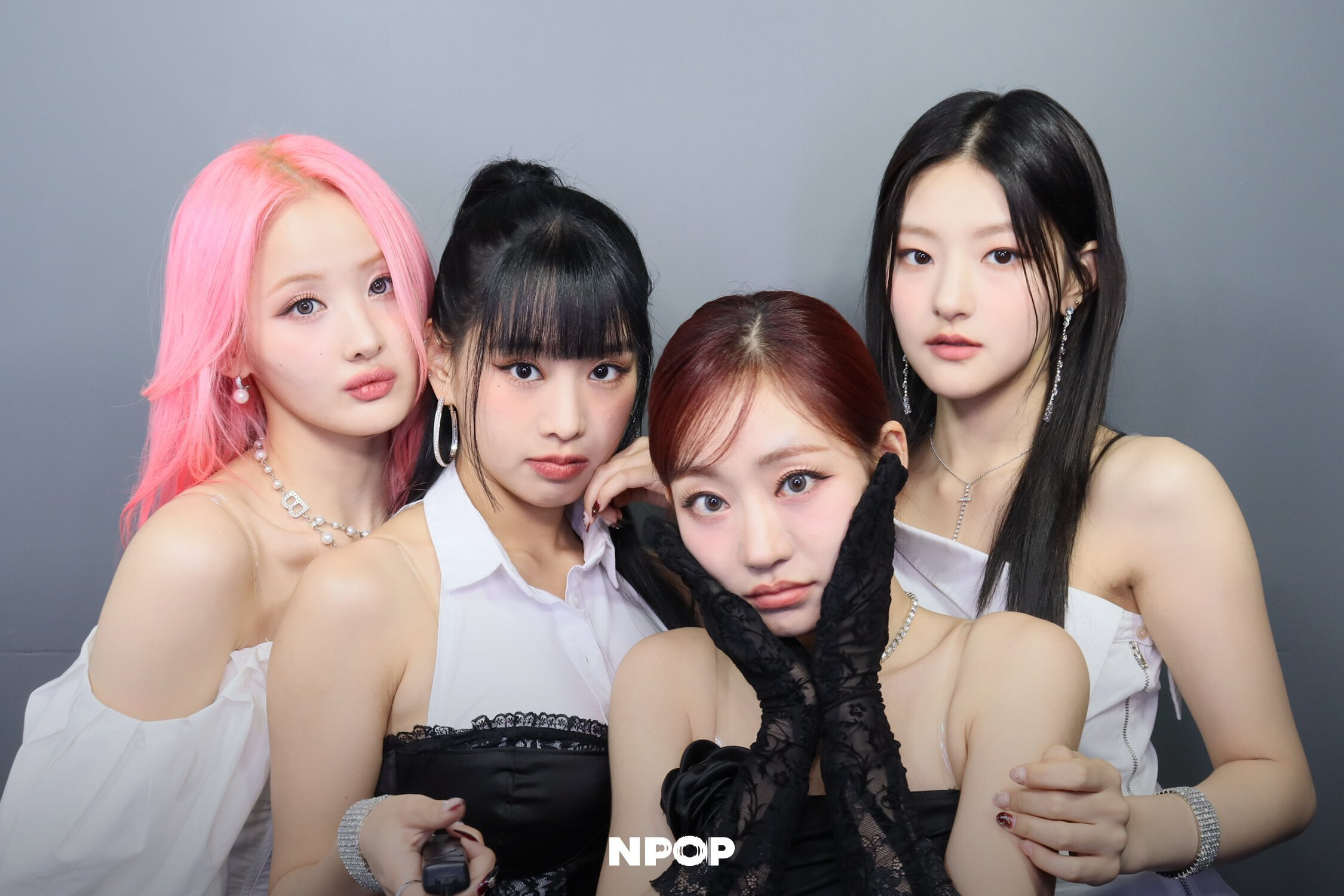 231207 NPOP Twitter Update - KISS OF LIFE - Photobooth CAM Behind | kpopping