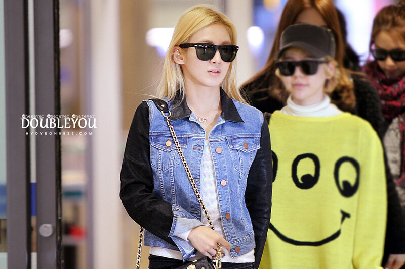 121112 Girls' Generation Hyoyeon at Incheon Airport documents 1