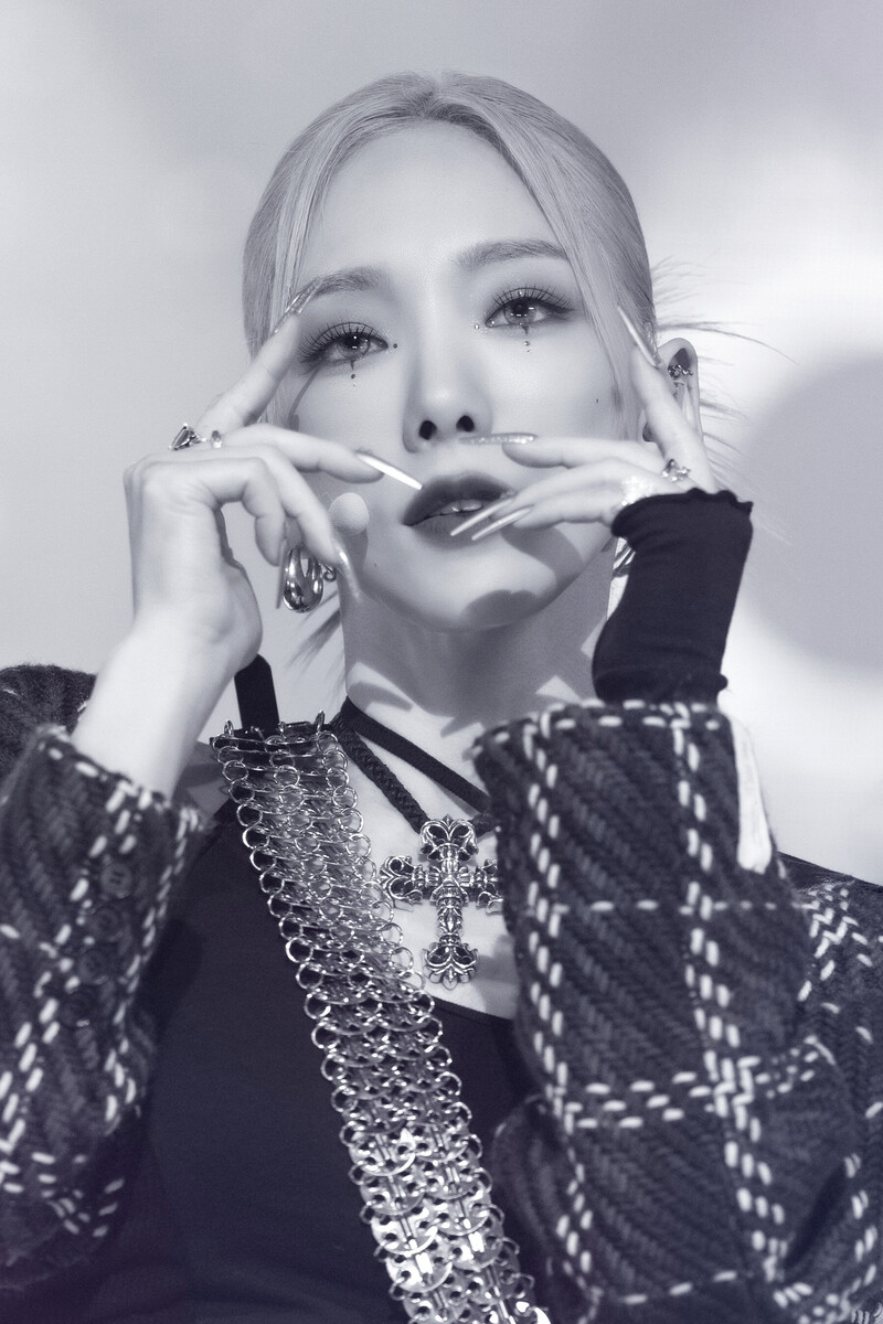 220220 Taeyeon - 'INVU' at Inkigayo documents 16