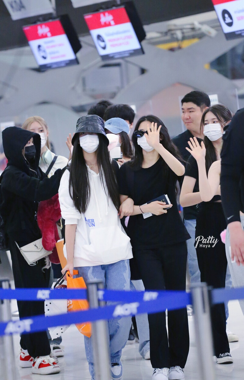 230609 BABYMONSTER at Thailand Airport documents 1